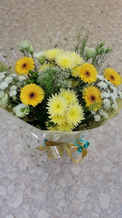 Sunshine - A beautiful seasonal hand-tied of fresh cut flowers in yellows and whites. 

Flowers may differ due to availability and stock of fresh flowers. Please call us for more information on T: 01948 661111