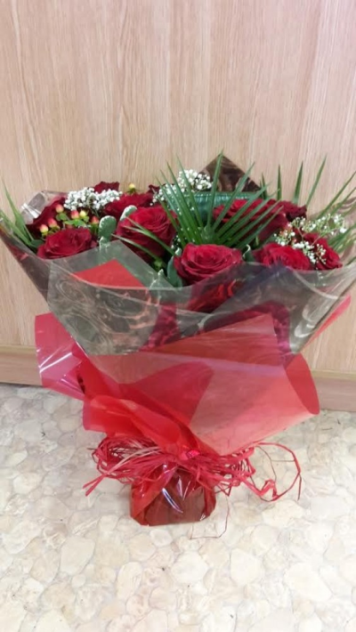 Dozen Red Roses - A beautiful hand-tied arranged in water of 12 red roses with filler and greenery. This is perfect for Valentine's Day or any Romantic Occasion.

 

Please call the florist for more information on our roses on T: 01948 661111