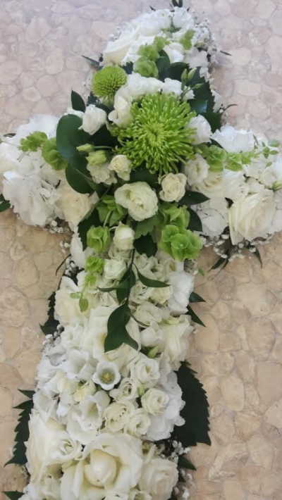 White Cream and Green Funeral Cross - A beautiful cross made up with cream white and green flowers. Please call us on T:01948 661111 for more information on this funeral product. 

2FT Cross starts from £145.00

3FT Cross starts from £180.00

4FT Cross starts from £220.00

Please choose the amount for the size you wish the product to be.